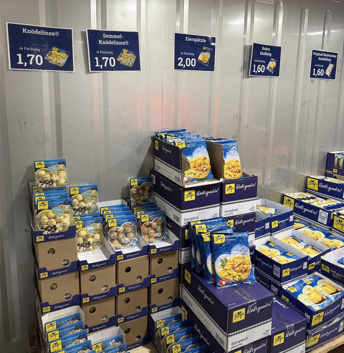 Kühlcontainer mit Knödelinos, Eierspätzle und Knödelteig mit Preisschildern
