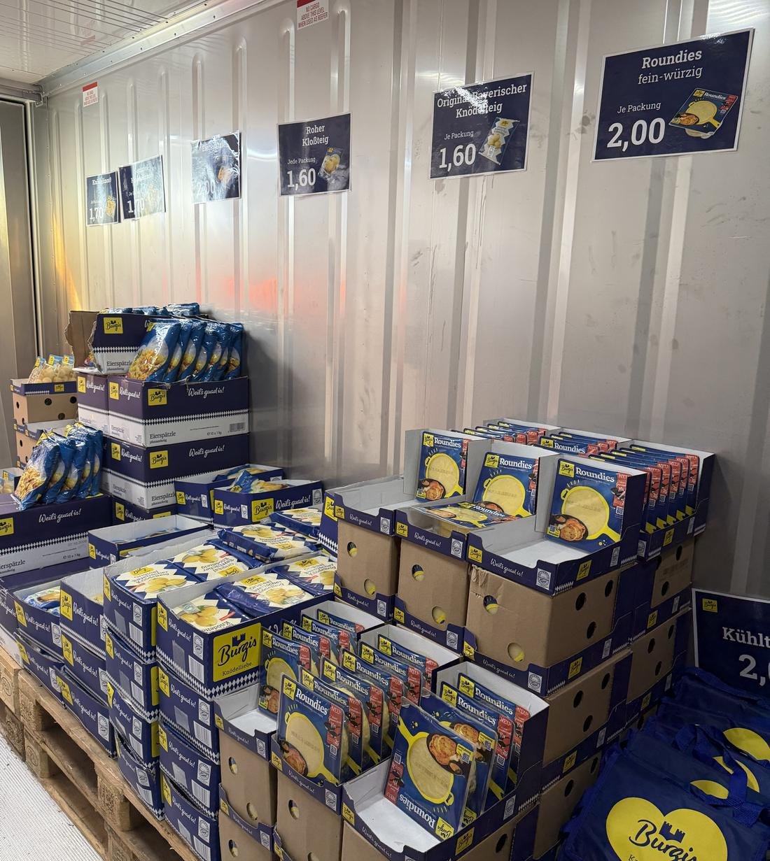 Roundies und Knödelteig auf Paletten im Container